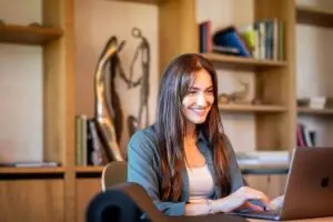 yoga im büro, office und am arbeitsplatz-min