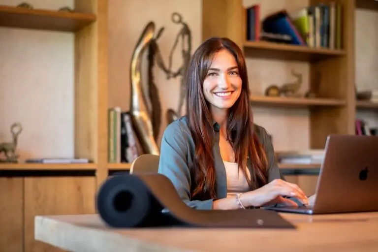 schreibtisch yoga-min