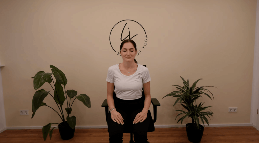 1- anfangsentspnnung für business yoga im schreibtischstuhl-min
