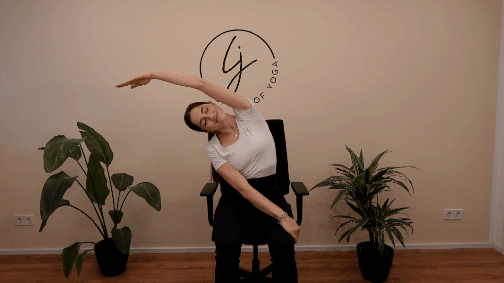 10-dehnübung arm zur seite für business yoga - schultern-min