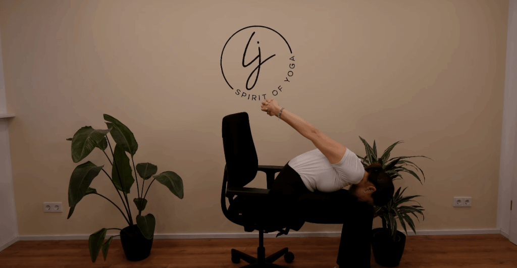 14- rücken dehnübung für business yoga im schreinbtischstuhl-min