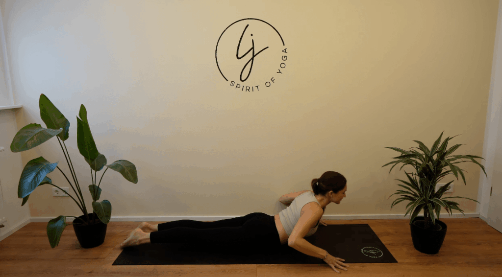 17 - Bauchlage Kopf oben-min