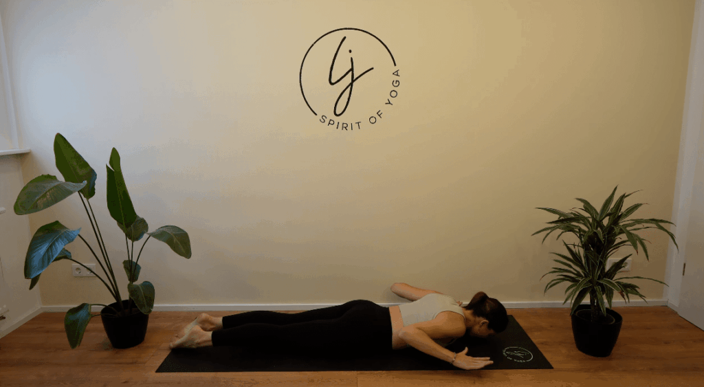 18 - Bauchlage kopf unten-min