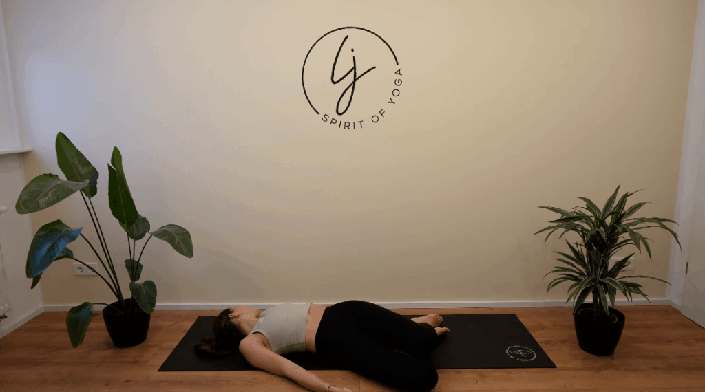 25 - dehnung in rückenlage - beine zur seite-min