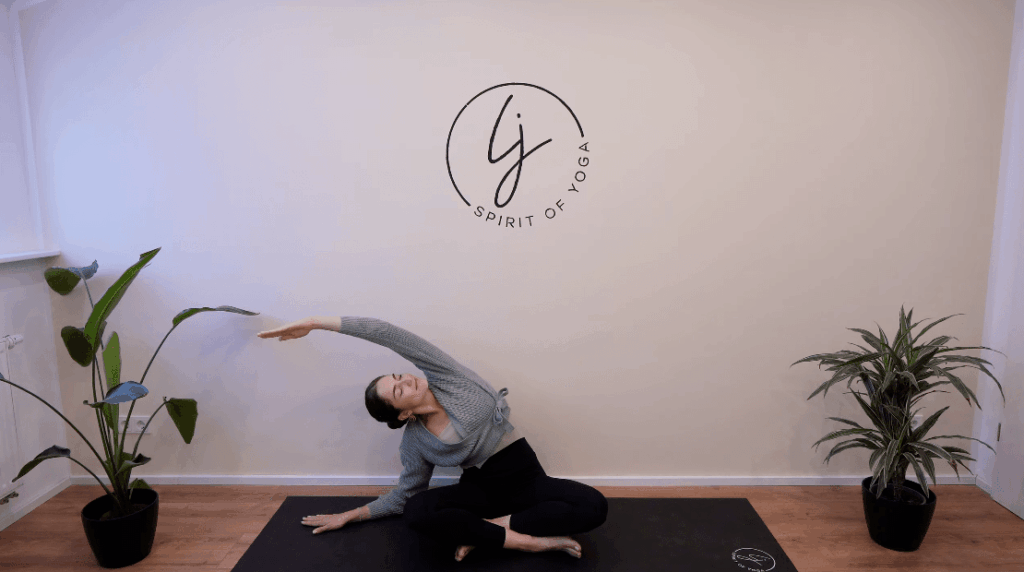 3- sanfte seitbeuge als übung beim selfcare yoga links-min