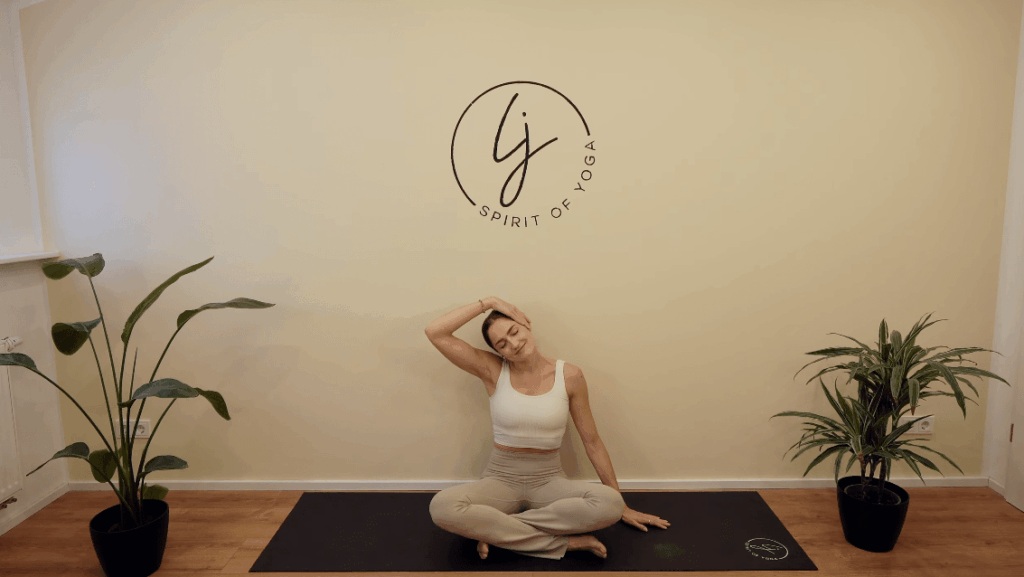 4 - hand an den kopf - nacken an der seite dehnen-min