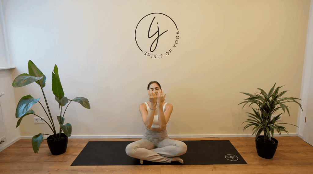 4 - handgelenke kreisen mit yoga am morgen-min