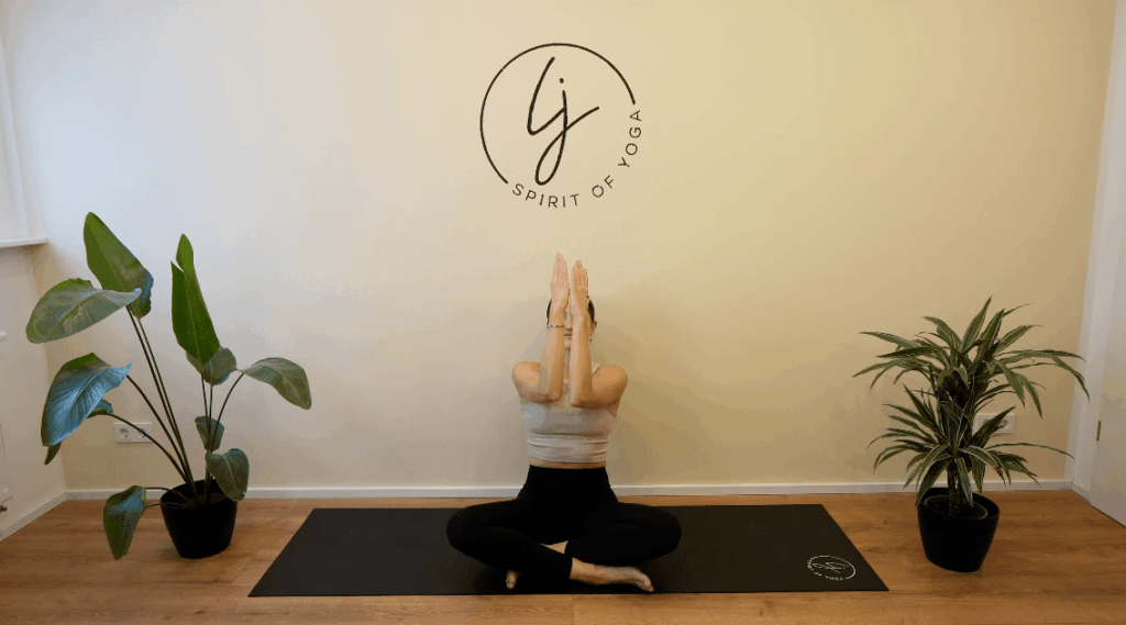 5- dehnung oberer rücken ellbogen gebeugt rücken dehnung-min