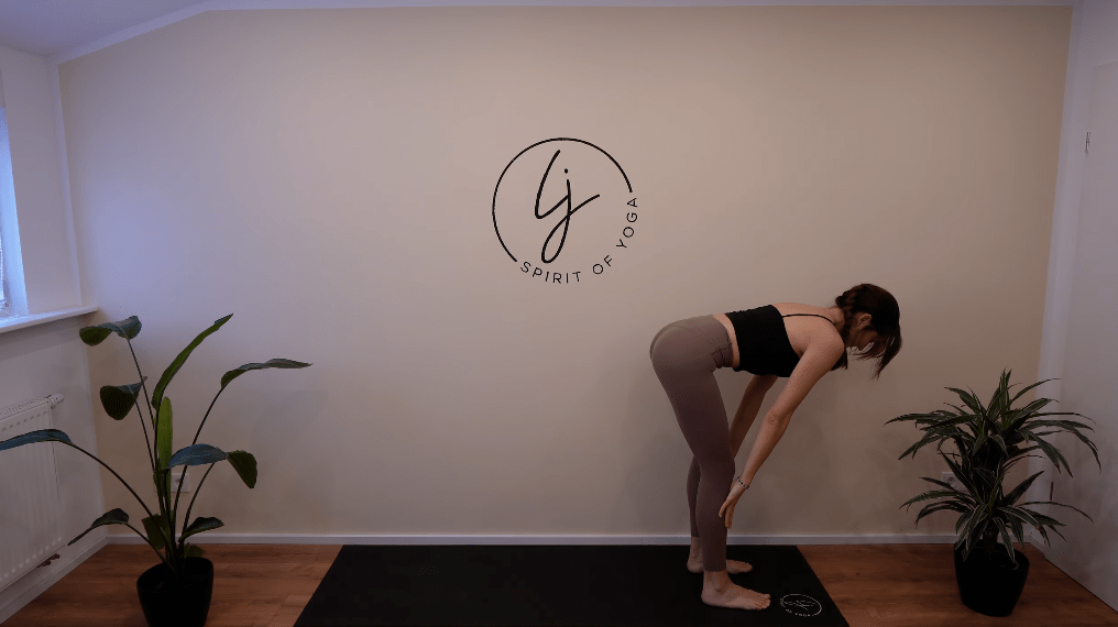 5-hände auf schienbein, langer getreckter rücken-min