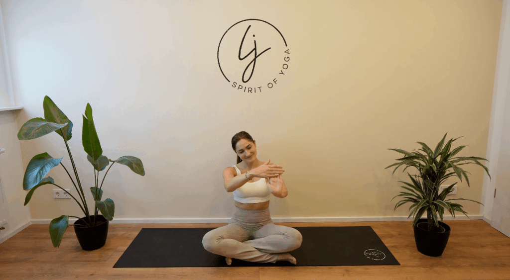 6- handgelenke dehnen fingerspitzen heranziehen - yoga am morgen-min