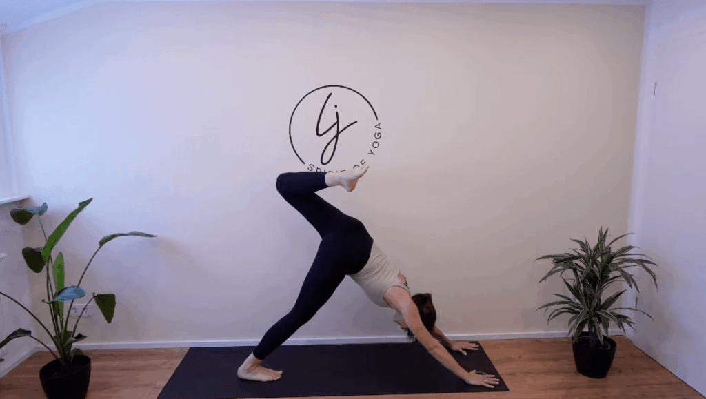 6 - herabschauender hund mit eingeknicktem bein als yoga pose -min