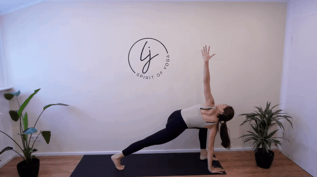 7 - arm nach oben gestreckt in der vorbeuge-min