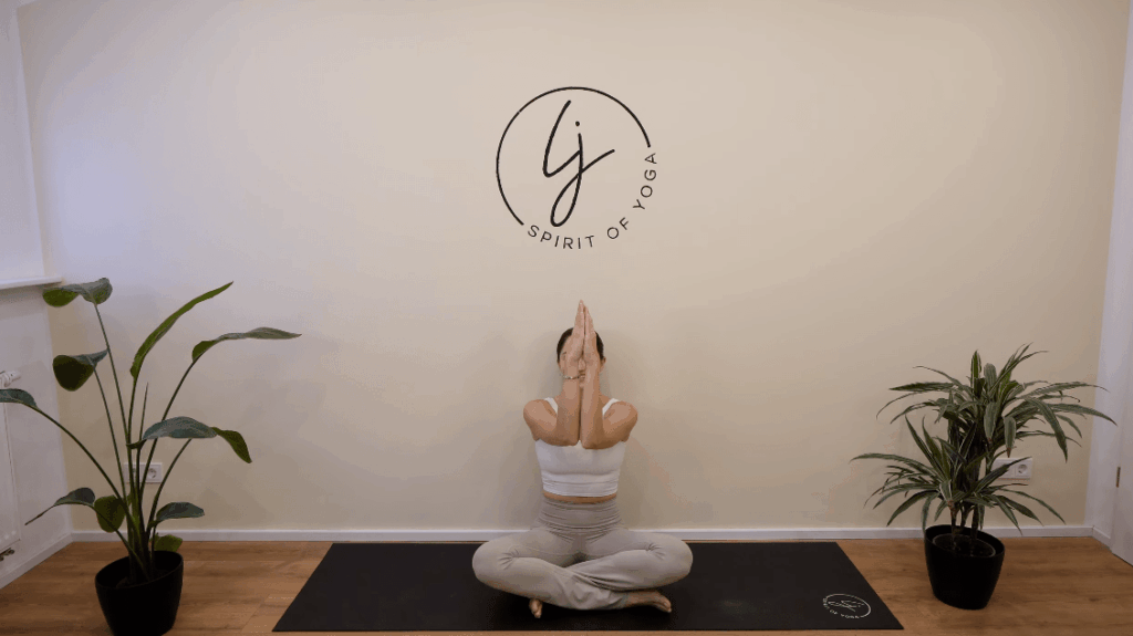 8 - arme gebeugt nach vorne dehnung-min