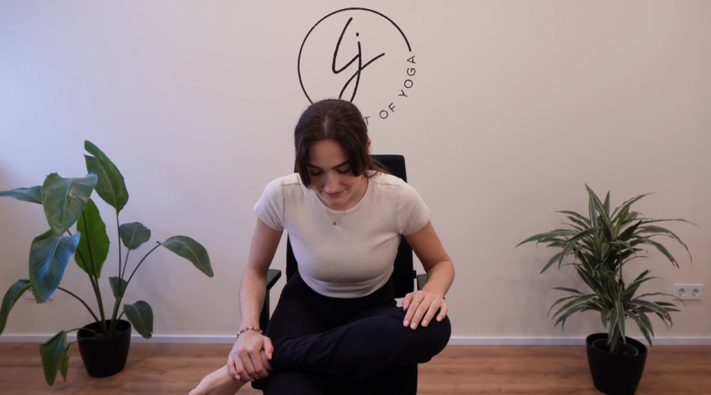 Dehnungen für Hüfte und Beine im Büro - anderes Bein