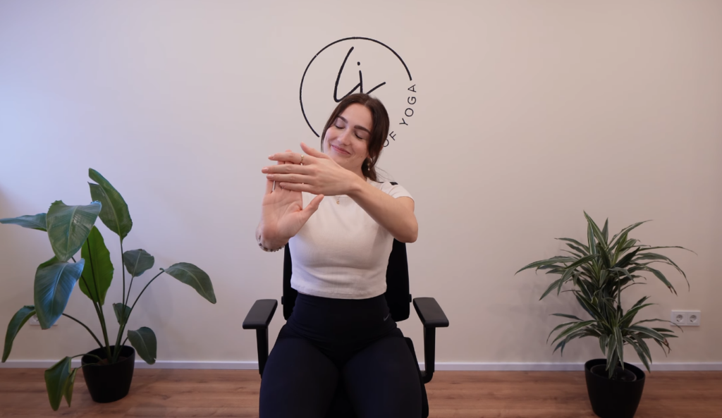 Fiungerspitzen strecken im Büro