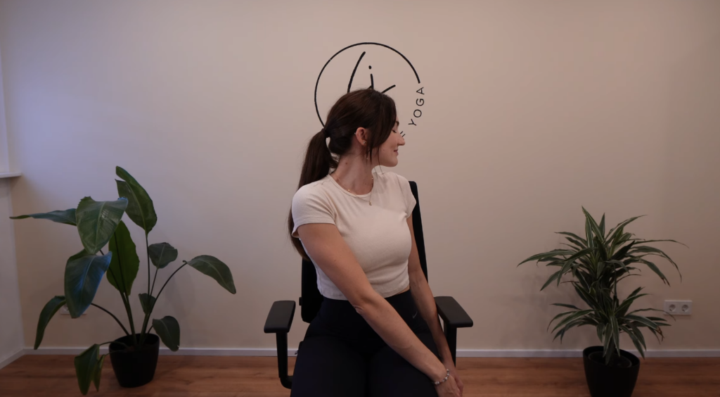 dehnung nach links für yoga im büro