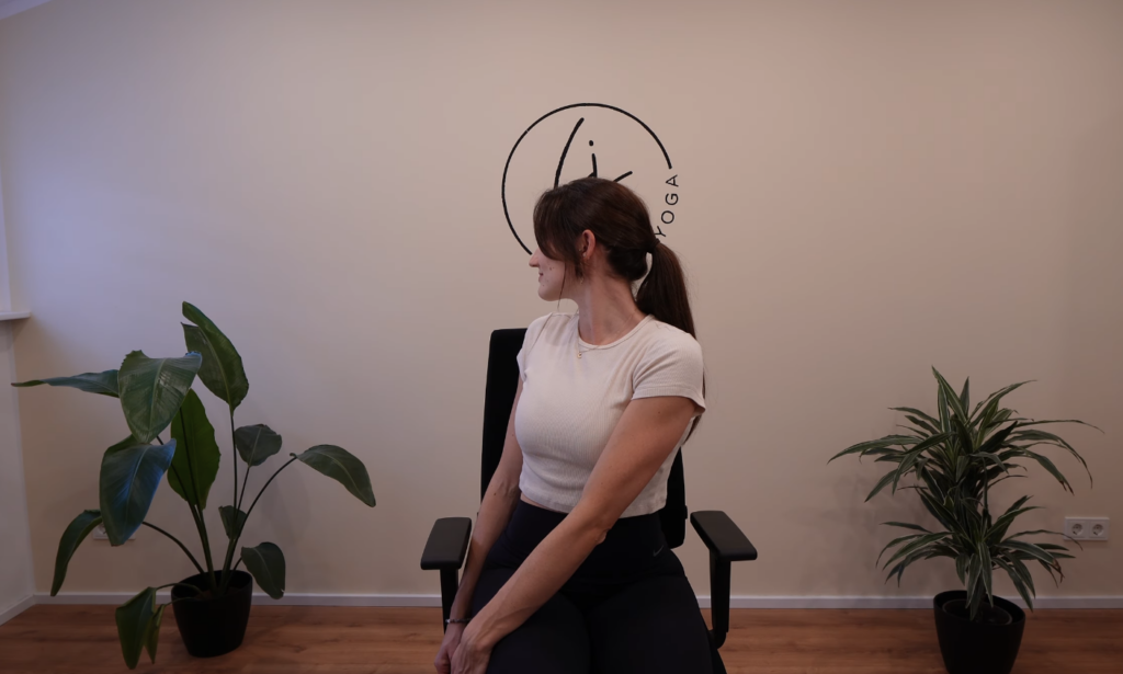 dehnung nach rechts für yoga im büro