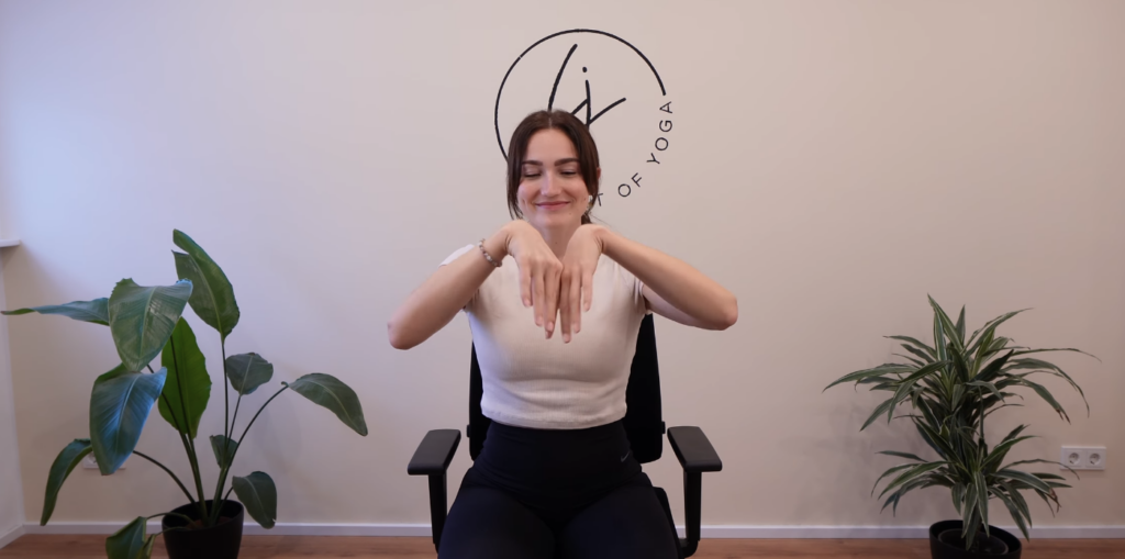 handgelenke kreisen - Yoga Übung im Büro