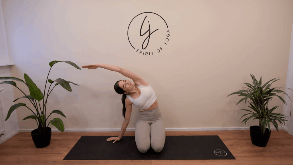 12-Seitbeuger im kniestand andere Seite - Yoga gegen Stress Übung